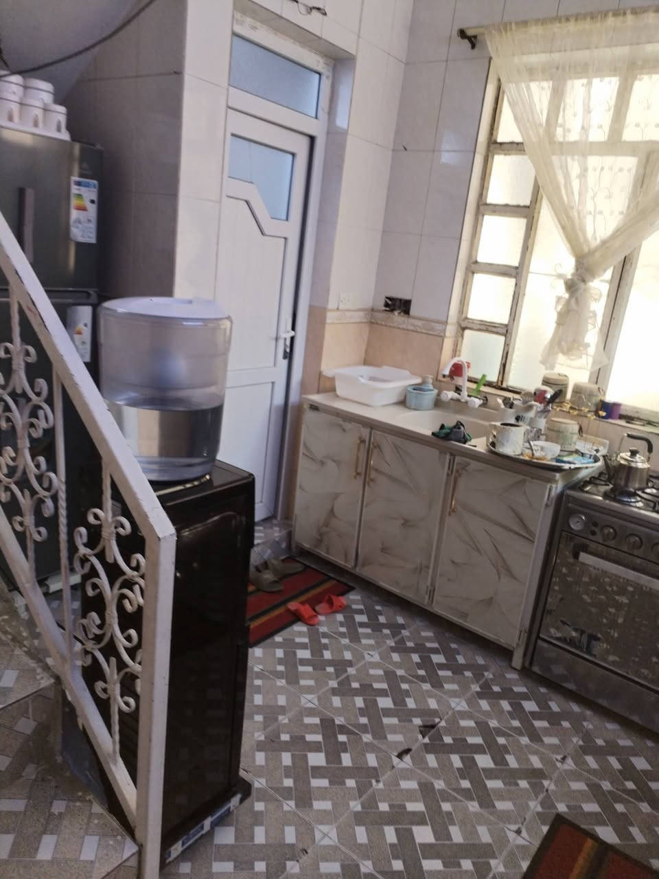 الدار للبيع 🔴🔴🔴🔴🔴
المساحه 200 متر 
الواجهه 10 
البيت يحتوي على طابق وثت رباع 
الطابق الاول يحتوي على كراج سياره كبير وغرفه استقبال ومطبخ وهول وصحيات وغرفتين نوم وصحيات. 
الطابق الثاني يحتوي على غرفتين نومم ومطبخ وصيحات وسطح ناصي وبيتونه وسطح عالي. 
الاستفسار والسعر علـ رقم ***********
