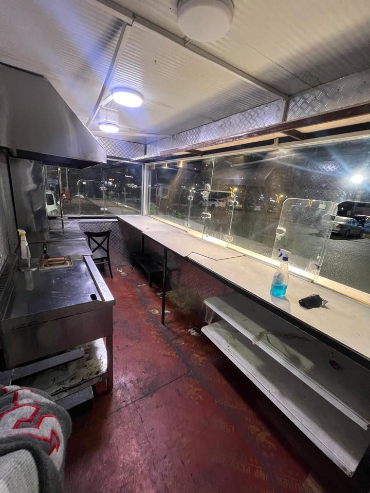 سلام عليكم كرفان مطعم  مغلف من الداخل جگر بليت فافون للجدران هود مترتين ستيل مع الدكتات مساحتة 2*4  باب خلفي سلايد ثلاث جهات جام مسكرت 10 ملم للتواصل خاص 
***********
