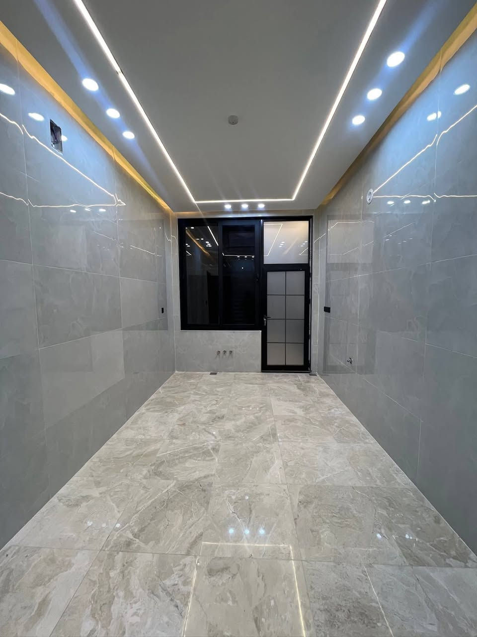 دار  للبيع140 متر للبيع في حي الجامعة منطقة 26 مكان روعة وبناء حديث  الواجهة 7 نزال 20 

يحتوي على 4 غرف نوم وصالتين واستقبال ومطبخ حار وبارد مع غرف سويتات كله جمس بورد ارضيه مرمر واجهة بورسلين خلاطات دفن شبيابيك وابواب المنيوم مجهز ثريات وتانكي وكيزر 

__العنوان المكتب/النجف الاشرف _حي العدالة _شارع المستوصف 
 
نستقبل جميع العروض التجارية في كافه احياء النجف اداره مكتب الميار للعقار 

🟨للاستفسار الاتصال على الرقم التالي او مراسلة الصفحة 
 
📞 عباس الجنابي ***********
📞عباس هاتف الشايب ***********
