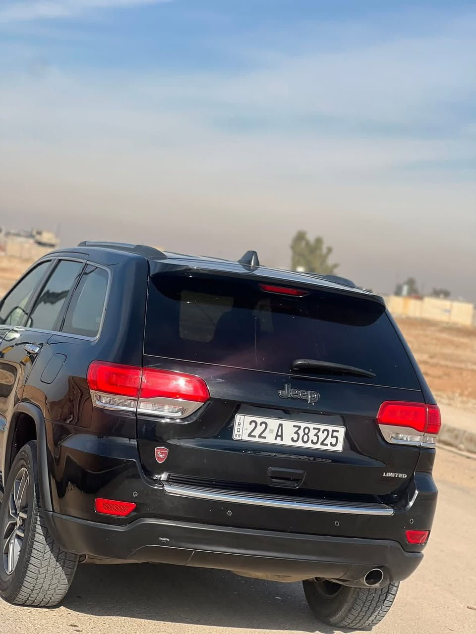 السلام عليكم.                            جيب لمتد 2017 كلين تايتل  السيارة فول           ماشية 98.                                           موصفات السيارة تبريد وتدفئة المقاعد والستيرن بانوراما كشنات خزن وجلد أشاير بل مري  حساس خلفي و شفتات بل ستيرن شاشة كبيرة وبيها بعد هواي مواصفات 
مكان السيارة موصل
السعر 250 
للتواصل الاتصال على الرقم ***********
