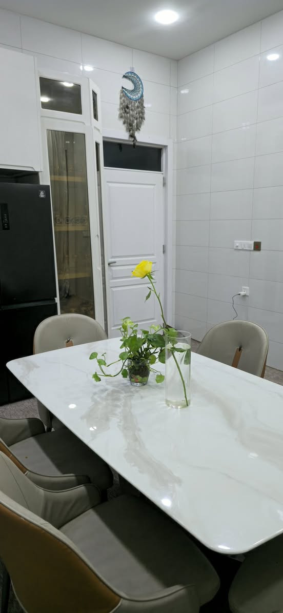 السلام عليكم بيت مساحة ٤٤٠ م باب بغداد قرب فندق البارون شارع السيدة زينب الطابق الارضي يتكون من حديقة استقبال صالة غرفين صحيات عدد ثنين مطبخ حار وبارد اضافة الى مخزن 
الطابق الثاني غرفتين بنضام سويت و صالة وغرفتين قيد الانشاء مجموعة صحيات (علما البيت بناء حديث بنا في سنة ٢٠٢٥ )
للاستفسار اتصال على هذا الرقم***********
