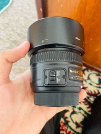 نيكون ٥٠مم • فتحة ١.٨ • مع هود وغطاء