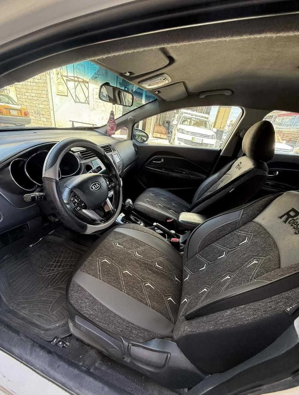 سيارة كيه ريو
موديل 2012
وارد كوري 
محرك دوش 16 شرط لا صرف ولا نفخ 
كير توماتيك 
درايم شفتات جديد كصه
السيارة رقم أربيل 
مواصفات تحكمات استيرن 
شاشه ايباد 
غرفتها جديده 
تحويل مباشر
التواصل ***********
السيارة كلش نظيفه ومرتبه
المكان موصل
