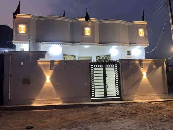 السلام عليكم دار للبيع بلديه معامله كامله مساحة 125 كدامه فظله 100 متر  السعر 115 وبي مجال الريسز على شارع 40 /الاتصال على هذا الرقم ***********
