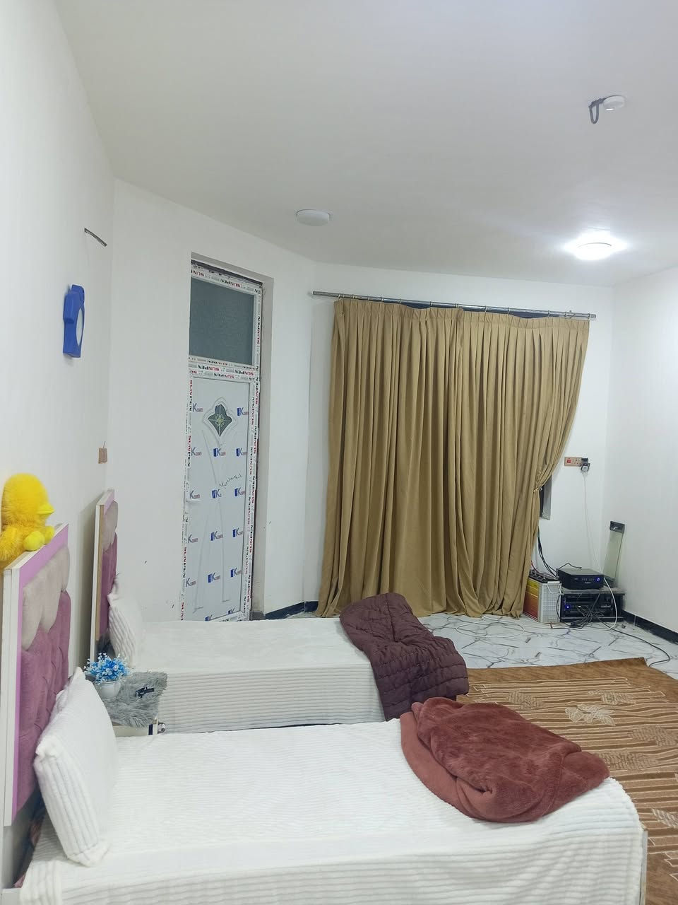 #اللهم صلِّ على محمد وآل محمد 
#بيت للبيع المساحة 200 متر زراعي سند 25 
طابقين الاول غرفه نوم 5×4 صاله ٧ونص ×5 استقبال 6×4 مطبخ 4×5 
صاله صغيره 2ونص ×2ونص صحيات 2ونص ×2ونص مع طارمه خارجيه مع صحيات خارجية 
 ممر جانبي وخلفي ع طول البيت بناء طابوق شغل حديث درجه اولى ارضيه كاشي  
درج فر دائري  مرمر 
طابق ثاني صاله نفس القياس مع غرفتين نوم سويت كامل مع سطح ودرج خارجي وسطح وستاره  فوك البيت برج انترنت 
 البيت كامل من كل شي المكان خلف معرض الزعيم قرب محطه الحاج حمزه دعيل ويوجد شارع خاص بي مع ابي ماء اساله   للاستفسار الاتصال ***********
