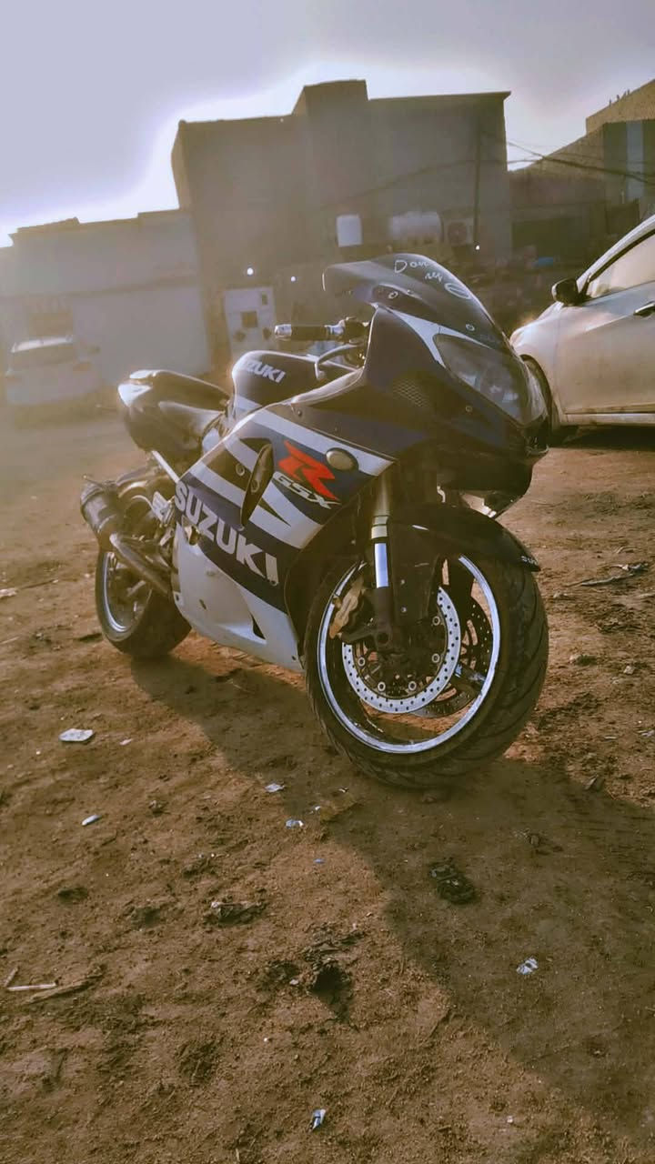 السلام عليكم 
 جكسر 750 موديل 2004
 دراجه  مكينه خير من الله مكينه  ناعمه  لا تبخير لا تنقيص مال جناي دهن  جديد  سلولي 0نكره  سلف  شرط الشلعه بطناش اول ثاني  ثالث تاكل الكاع اكل  وين ما تريد ترايك لبصره   شرط 280دراجه شكتب عليه  قليل كله شغاله كير مكفول  
اوراق كامله وصل كمارك
كفراته كامله بيه شخوط. بصيطه واضحه  
بريكت امامي خلفي شغال 
صالنصه كاربون فايبر 
صوته طرب 
برمجه عقل 
مكاني النجف شارع المطار الي يجلي يشلع عيوني وياخذه  ما ارد شخص 
سعره  حبايبي 16ورقه او مليونين و275 والي ما عنده يجي ياخذه بلاش  وخادمك واتساب ***********
