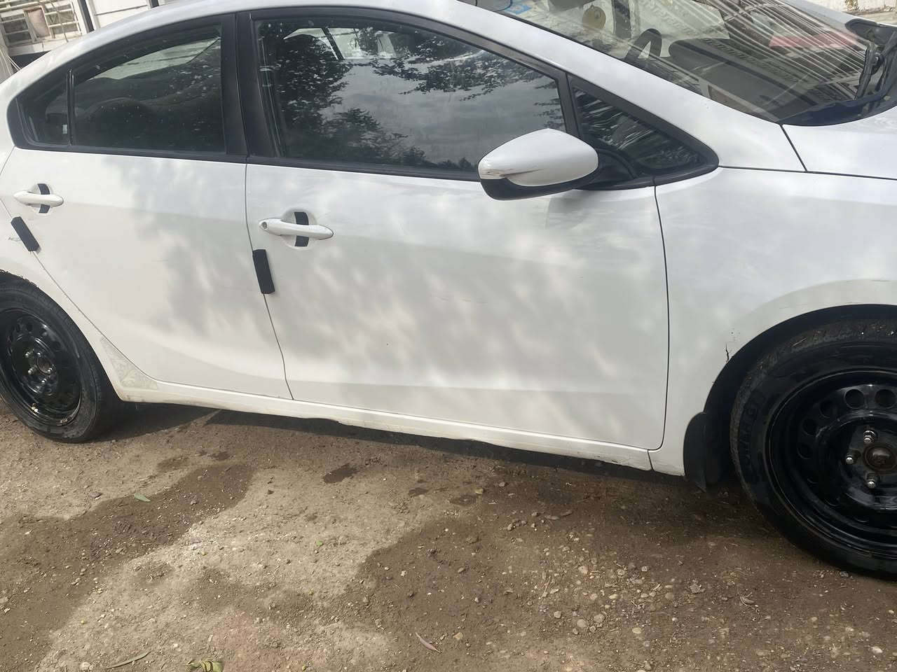 سلام عليكم  سيارة كيا سيراتو مديل 2014 السيارة نضيفة خليجي بيه ضرر موضح بلسونار السعر 115او بيه مجال للاستفسار الاتصال على***********متواجد على الواتساب
