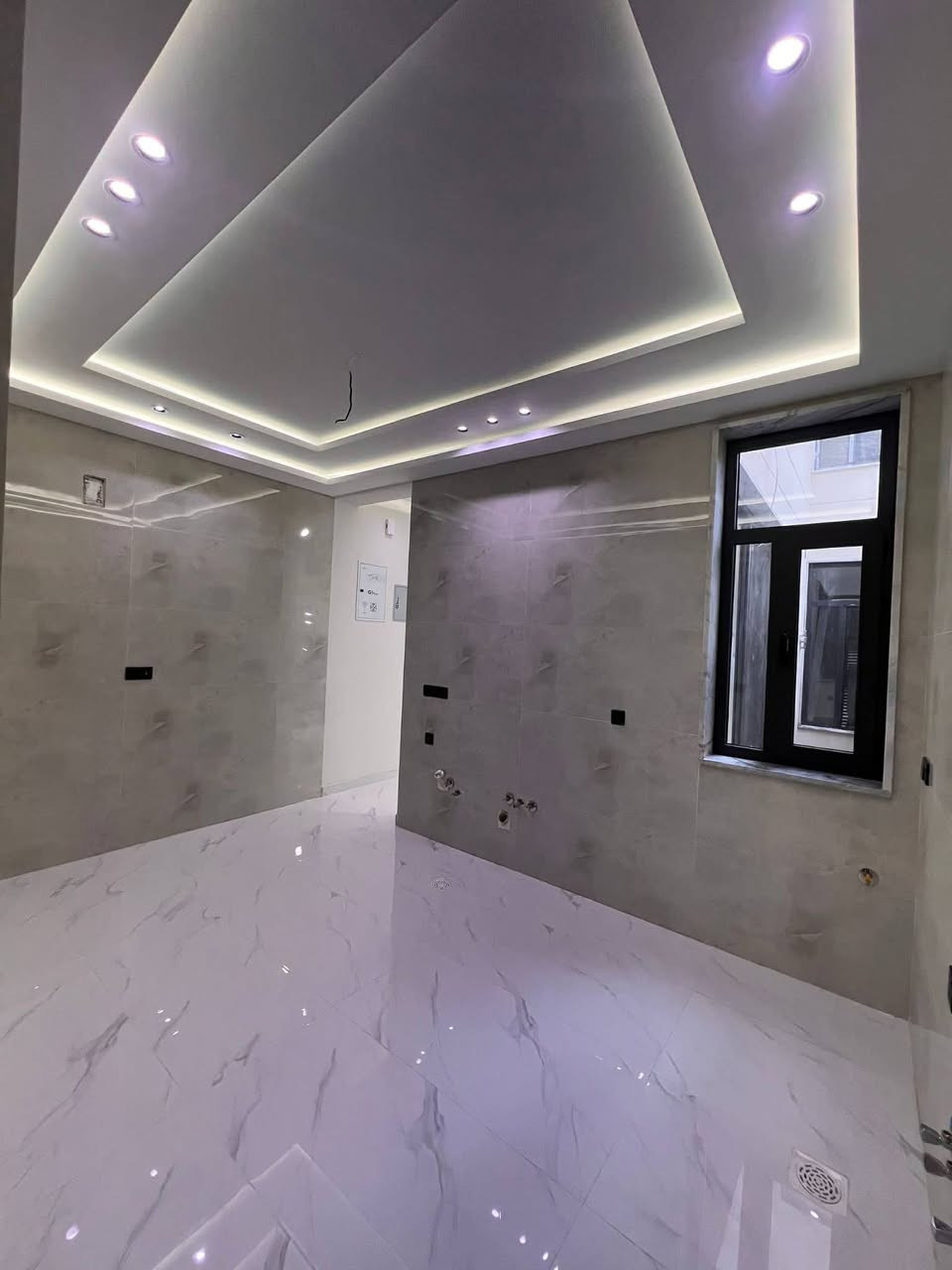 السلام عليكم 
 بيت طابو صرف  100 متر للبيع واجهة 5 مدخلين يحتوي على 4 غرف نوم و3 حمامات موقع الدورة شارع ٦٠ خلف التجاري بفرع اسواق نعوش عرض الشارع ١٠ متر 
***********
