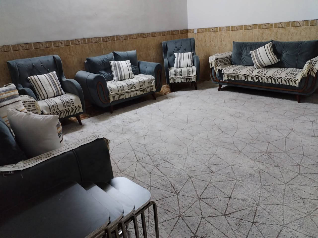 قنفات 10.اشخاص مع 6 مخدات صغيره بسعر 375 الف مع الطاولات 450 لل استفسار ***********
