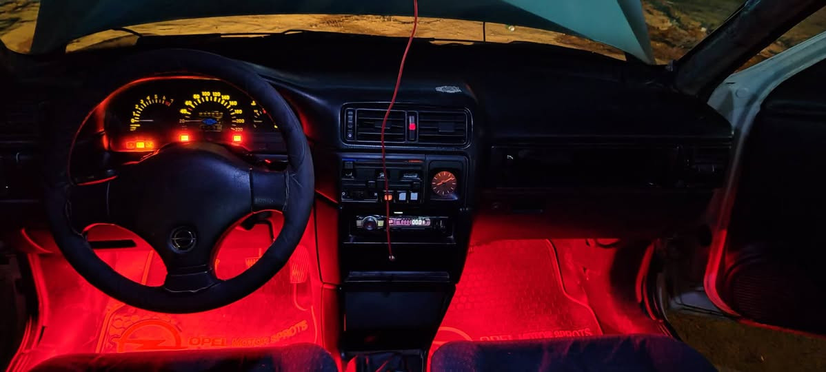 رمضان مبارك
اوبل فكترا موديل 1992
محرك20 كيرعادي
جامات كهربائي 
بريك ABS
سلايت كهربائي شغال 
سنويه جديد 2030 رقم وانكليزي شرطة تحويل ثاني يوم بطاقة بانزين بي 
بي قطعتين صبغ فقط بدون تبديل كهربائيات كلها شغال تتفيه شغال
اربع تايرات جديد
صدرامامي والخلفي زين

عنوان كركوك
***********
***********
إذا شراي خابر ماجاوب تعليق
وتدللل
