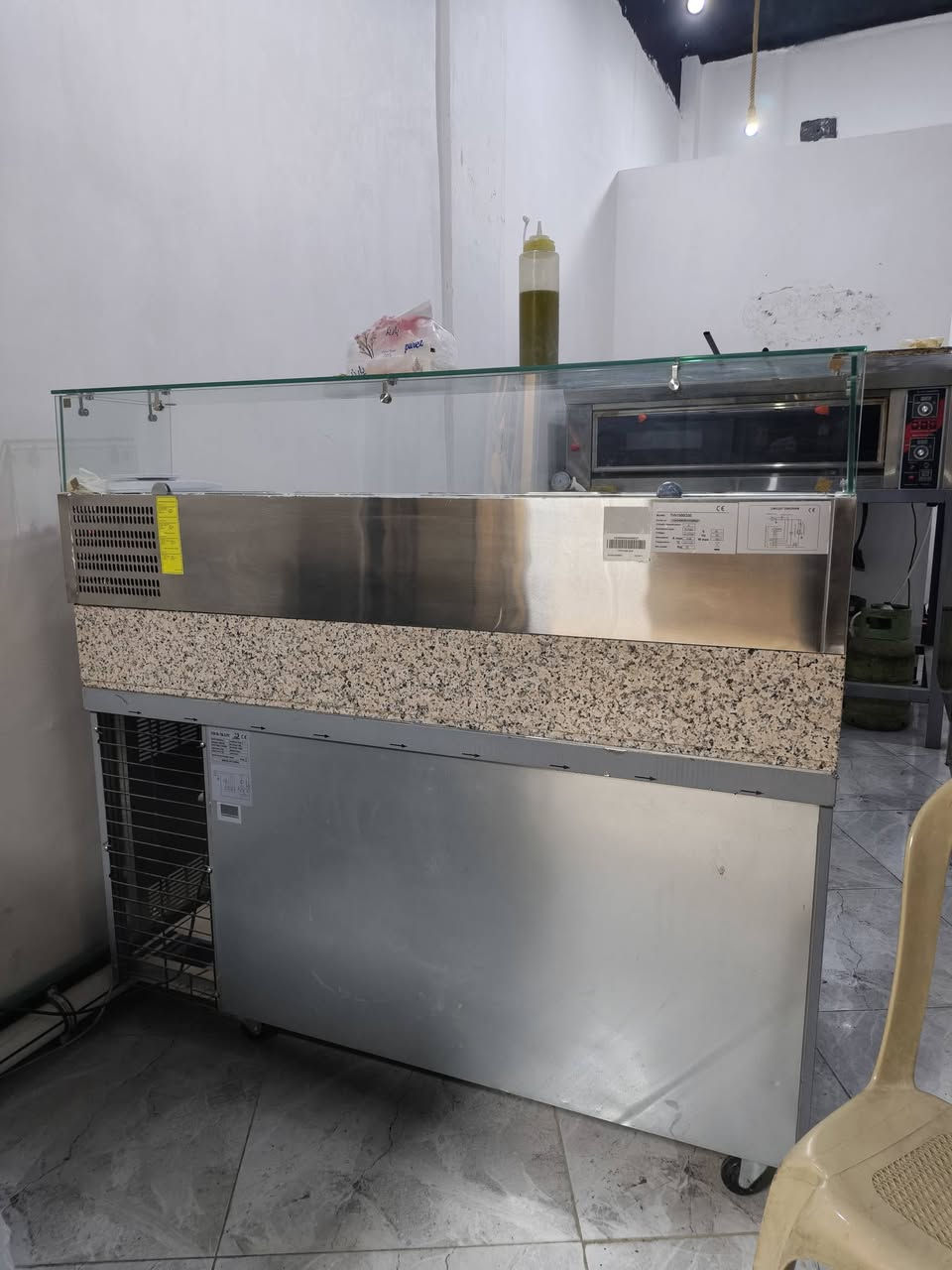 للبيع طقم معدات مطعم متكامل وبحالة ممتازة نظيفة جداً وجاهزة للعمل فوراً)
‏
‏1_فرن (ذكر النوع: غاز/كهرباء): توزيع حرارة ممتاز وشغل مرتب.
‏2_عجانة (قوية وعملية وسريعة).
‏3_ثلاجة عجين (تبريد مثالي للمحافظة على جودة العجين).
‏4_ميز للمواد وللعجين
‏5_ ميز للكاشير
‏6_ رفوف للمواد
‏📞‏للتواصل : *********** واتساب ايضا متوفر
