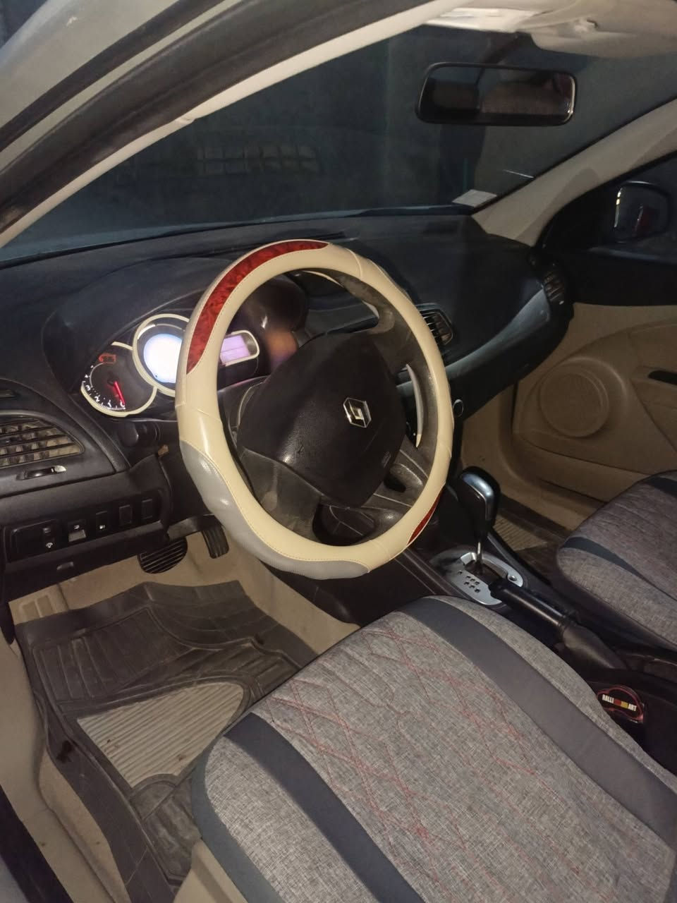 رينو فلونس موديل ١٦ رقم قادسيه السياره مابيها لاضربه قويه ولابارد فقط دحجات بسيطه بيها جراد حداديه خير من الله تبريد نقص غاز فقط السياره نظيفه مال بيت مامتعوبه سعرها 67 وبيها مجال بسيط
 العنوان النجف_ الكوفه شارع المعمل
***********
