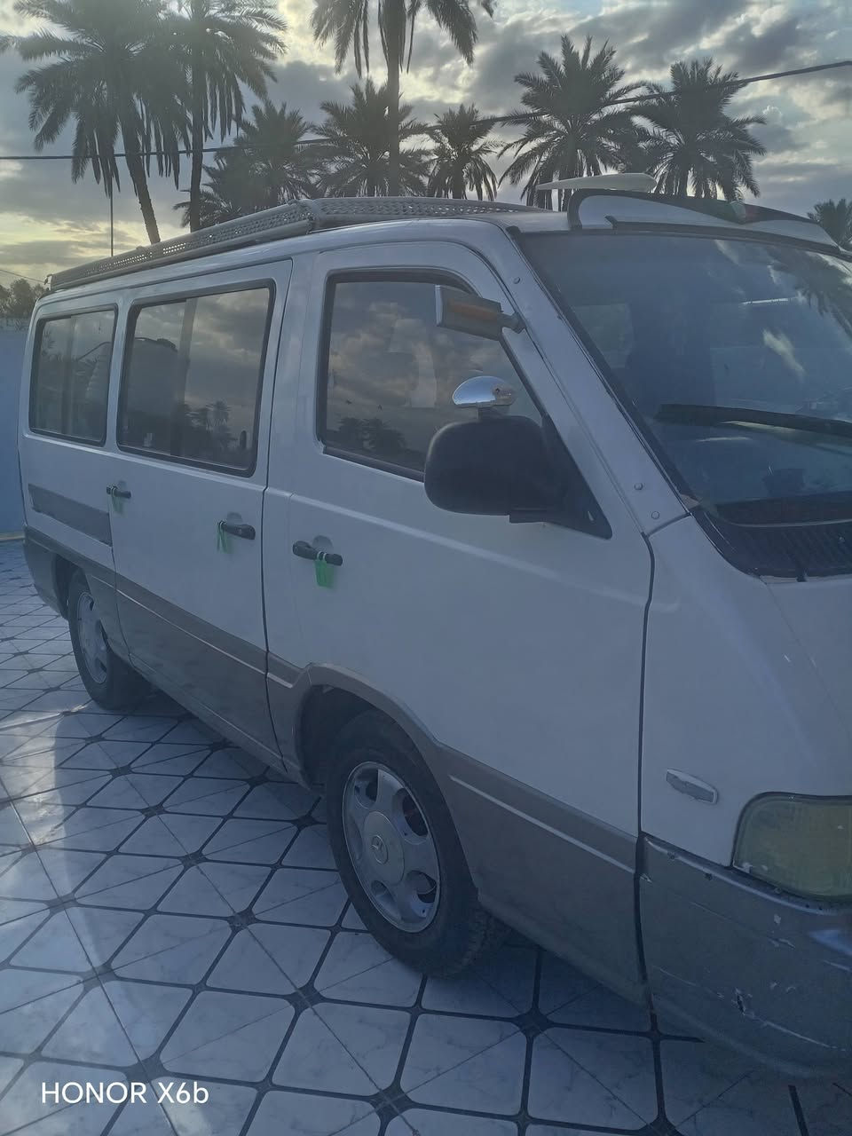 سلام عليكم سياره للبيع عشر سطحية السعر خاص 
***********
