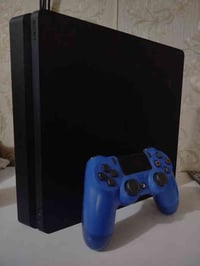 بلي ٤ سلم مساحة ١ تيرا مع كامل ملحقاته وكارتونته وقرصين  الجهاز ممفتوح...