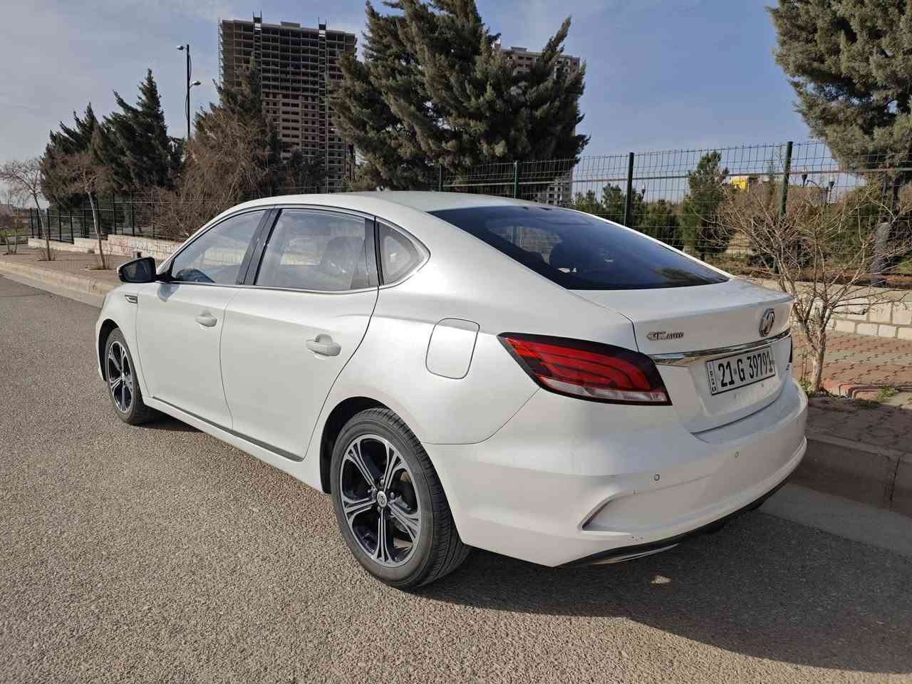 MG6   MODEL  2021
ڕەنگی سپی 
ناوی ڕەش و بێجی وەک لە وێنەکاندا دیارە . 
93000ڕۆیشتووە.
سەقف سلاید ، بەسمە،3مۆدی لێخوڕین ، مەکینەی 1.5 تۆڕبۆ ، ئاوێنە شەفت، تحدید سرعە ، کامێر ا و حاسە، و کۆمەڵێک مواسەفاتی تر 
زەمانی شەریکەی MG ماوە واتە هیچ کەم و کوڕییەکی تیا نیە و  سەیارەکە  یەک دەستە بەناوی خۆمەوە . زۆربەپاکی ماوەتەوە . 
 چەمەلەغی دواوەی لای سایەق بستێک بۆیاغی هەیە و دەرگای سایەق کەمێک PDR  . 
نرخ ـ110 گەڵا و معامەلە 
بۆ زانیاری زیاتر پەیوەندی بکە  ***********
