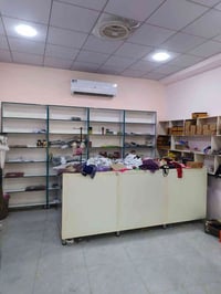 اثاث محل ملابس للبيع للاستفسار 07825480395