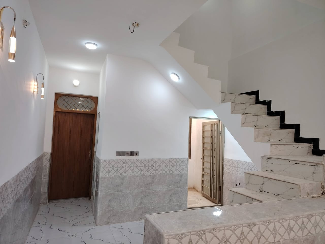 سلام عليكم
دار للبيع المساحه 50متر
طابو زراعي سند25 مع اقرار وتنازل بل محكمه 
النجف الاشرف شارع الصب مقابيل ملحق قريه الغدير عامود327 يتكون من
غرفه وصاله ومطبخ وحمام
بناء طابوق نهروان صب كونكريت مركزي الاساس والسقف
بناء ممتاز تبليط لباب البيت ماء كهرباء مولد ذهبي قريب ع شارع العام كافة الخدمات متوفره
((السعر 25)) وبيه مجال
الاستفسار
*********** واتساب 
*********** ابو منتظر
***********ابو امير
