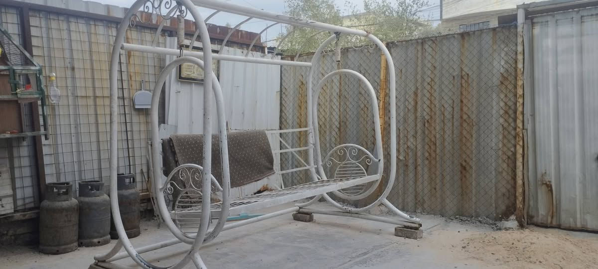 السلام عليكم عندي هاي المرجوحة للبيع الحديد القديم والشغل التكمة بحالة جيدة رايدها ب  250 ألف مكاني بغداد الجديدة وهذا رقمي بي واتس ***********
