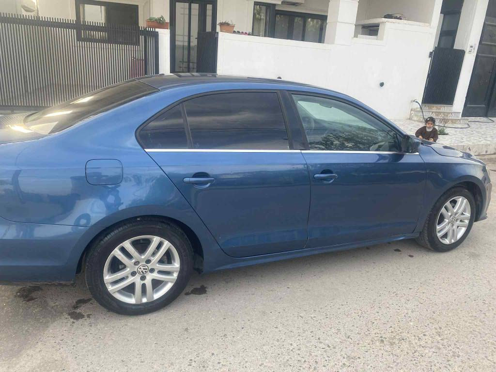 جیتە مۆدیل 2017 
3پارچەو شانی لای سەیاقی 1بستی بۆیاغە 
تەبرید ساردو گەرم بەشەرت 
سەیارەکە ڕەقەمە بەناوکردنیشی بەشەرتە 
سەنەویەکەشی تا 2029بەسەر ناچی 
نرغ ی 100
0751 152 1435 رانية, السليمانية
