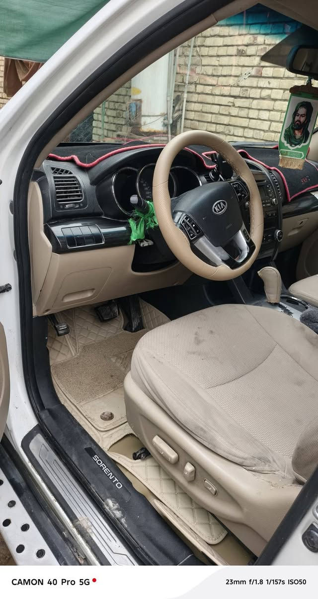 سلام عليكم سورنتو موديل 2012 سيارة فول مواصفات عده البصمه بنورامه  تخم تاير جديد سدر أمامي خلفي جديد صبغ سيارة أقل حزام مكينه جديده لا تنقيص ولا تبخير بيه بس صوت راجز أول ما شغل يروح مكينه ناعمه سيارة بسمي رقم نكليزي سعر دفتر وبيه مجال بسيط مكان العمارة ***********
