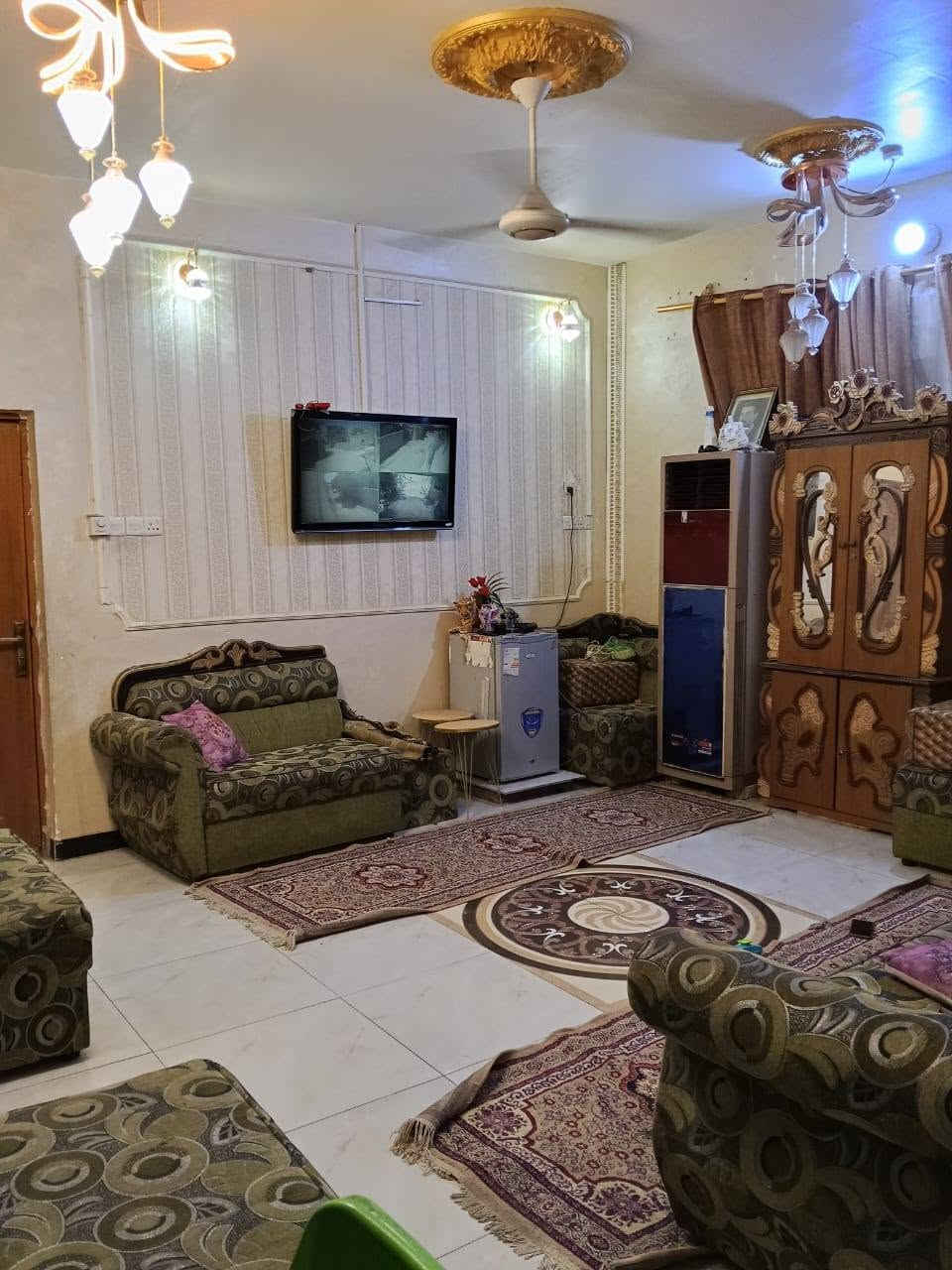 سلام عليكم بيت طابو زراعي بيه وصل بلديه وماء وكهرباء للبيع بزديناويه بشارع لمركز  يم جامع الحكيم  بلفرع لمقابيله طابق الاول بناء طابوق غرفتين  ومنور وصاله وديوانيه ومطبخ وحمامات داخليه وخارجيه مانقصه شي 
وثاني بناء فرمستون بس عكاده   بيه 4غرف
مساحه 180  
كهرباء فول ومجاري كله ثقيله  
سعر 75 قفل
تصال ***********
