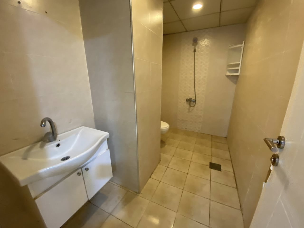 شقه للإيجار في أربيل
‏في مجمع سكني لايف تاورز
‏داخل مربع الذهبي 
‏شقة متوفر غرفتين وصالة فارغ
‏مساحتها 98 متر 
‏ طابق ثلاثة واجهة خارج
‏للاستفسار أكثر على ال WhatsApp 
***********
***********
