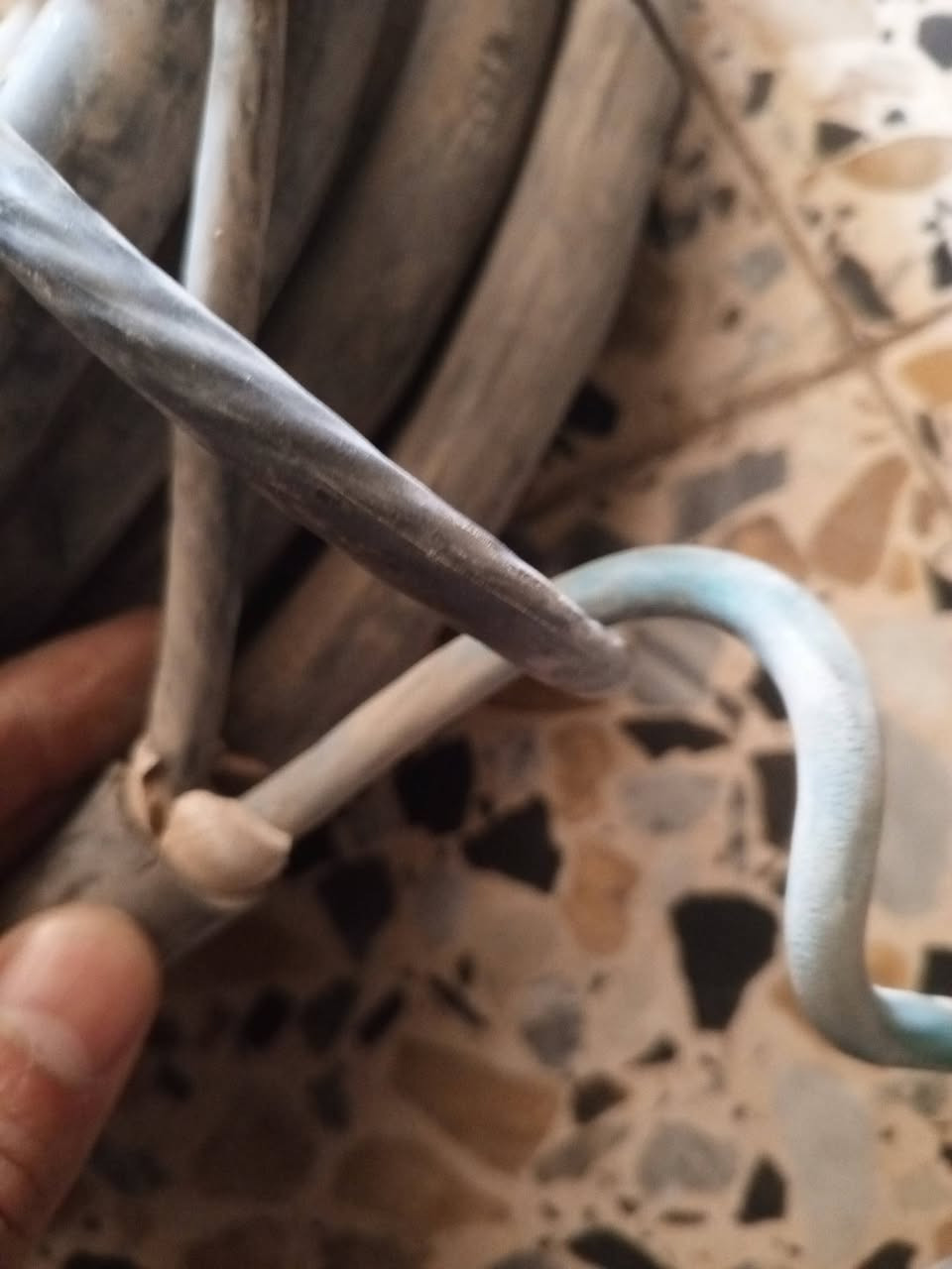 السلام عليكم ورحمه الله وبركاته كيبل حجم 15متر نوع ثقيل وبحاله ممتازه سنكل فيز خطين 16ملم هذا رقمي للتواصل ***********

