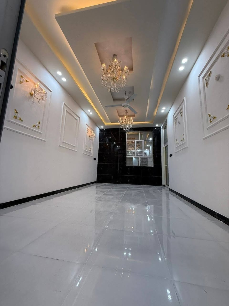 المساحه 150 متر بلاش 🍃 

على شارع 10متر 

بي غرف2/ وصاله/ ومطبخ /وحمات داخل وخارج و #حديقه 

بناء طابوق وساس وصقف صب مسلح 

#السعر 55وبي مجال 

العنوان النجف الاشرف مقابل  قريت الغدير للستفسار 

‏‪***********‬‏

#مكتب_اليرموك_للعقار 

‏‪***********‬‏واتساب واتصال
