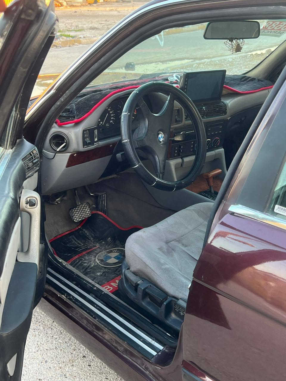 السلام عليكم بيع بيم ام دبليو
موديل ١٩٩٢ حجم ٥٢٥ 
سياره مصبوغه صبغ جماليه 
مكينه ٦ سلندر مسكر 
رقم بغداد بسمي تحويل ثاني يوم 
مكاني بغداد قرب مستشفى الشماعيه
السعر 60 بي مجال 
#التواصل ***********
