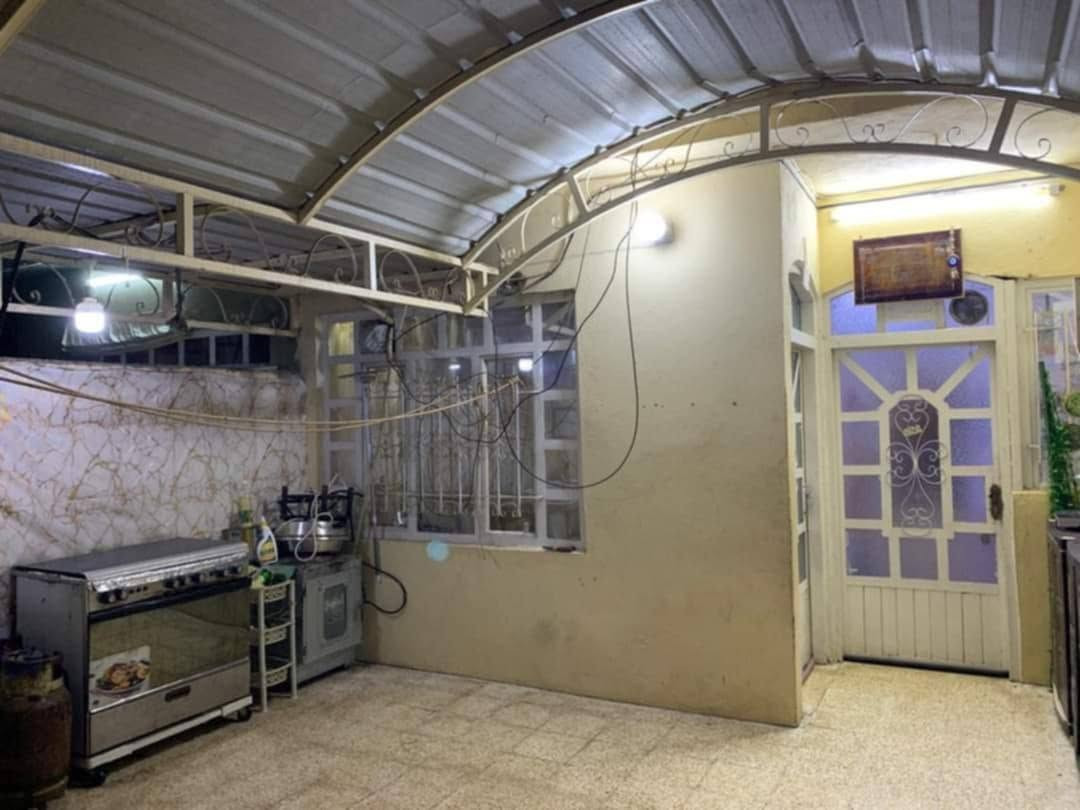مشتمل للايجار مكون من غرفتين نوم 💤 غرفه فوك + غرفه طابق ارضي 
+صاله استقبال +حمامات دخلي وخارجي +مطبخ 
المكان حي العسكري قرب جامع الحسين 
الاستفسار الاتصال *********** او وات ساب
