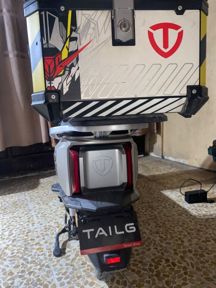 * **الاسم والنوع:** سكوتر كهربائي تايلج (**TAILG Ultimate 85**).
 * **نوع البطارية:** نظام **72 فولت (72V)** (بطاريات جيل جافة قوية، أو ليثيوم حسب الفئة).
 * **المسافة بالشحنة:** يمشيك من **60 إلى 80 كيلومتر** بالشحنة الواحدة.
 * **السرعة:** سرعته الفوق الـ **60 كم/ساعة**.
 * **اللايتات:** منظومة **LED** كاملة، حديثة وقوية (أمامية وخلفية).
 * **البريكات:** ديسكات أمامية وخلفية (زيت) لأمان عالي.
 * **المميزات:** شاشة ديجيتال، تشغيل ريموت وبصمة، واقتصادي جداً بدون بنزين.
اخوان الماطور جديد يعني ولا شخطه ما بي سعرو 900الفً
***********
