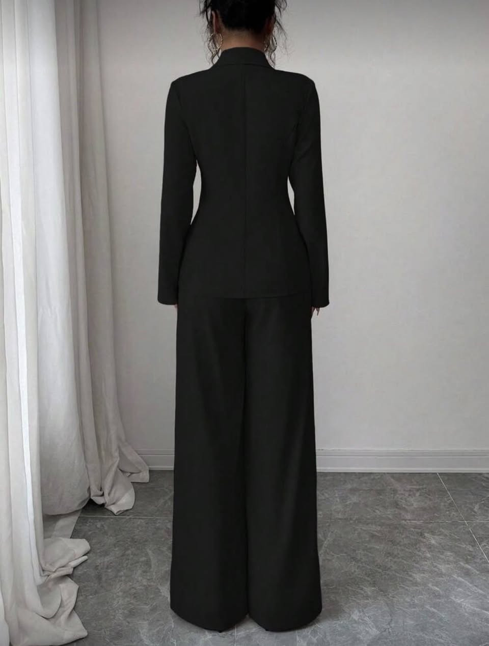 أناقة ووقار في قطعة وحدة ✨بدلة سوداء بقصّة ناعمة تبرز القوام، تصميم كلاسيك عصري اختيارك المثالي لإطلالة فخمة بدون مجهود 🖤
الطلب المسبق والتوصيل لباب البنايه متاح
مقاس :S~M~L~XL
السعر : 300 الف


**إذا كنت صاحب هذا الإعلان وتريد حذفه لأي سبب، رجاءا أرسل رسالة إلى الدعم الفني**