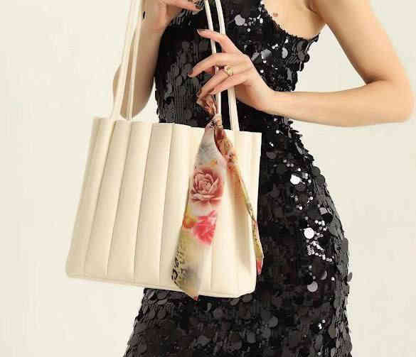 #جديــدنا✨

#تــوت_باك_موديل_مميز_وانيق😍🥰

#سعر القطعه 10 فقـط
ـــــــــــــــ
#للحجز تواصل على الخاص او
واتس اب ***********
متوفر توصيل جميع محافظات العراق
#عنوانا_بابل_قضاء_المسيب_شارع______البلدية_خلف___مرطبات_الخيام_الانباري
