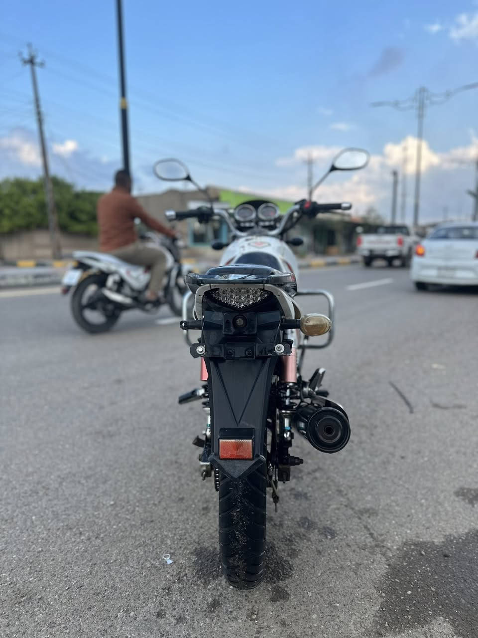 سنكي موديل ١٩ 
كله شغال تايرات جدد 
مكينه ممفوتح 
دبلات شغاله 
كهربائيات كلها شغاله 
بدون نقص 
السعر ٥٧٥
بدون اوراق
***********
