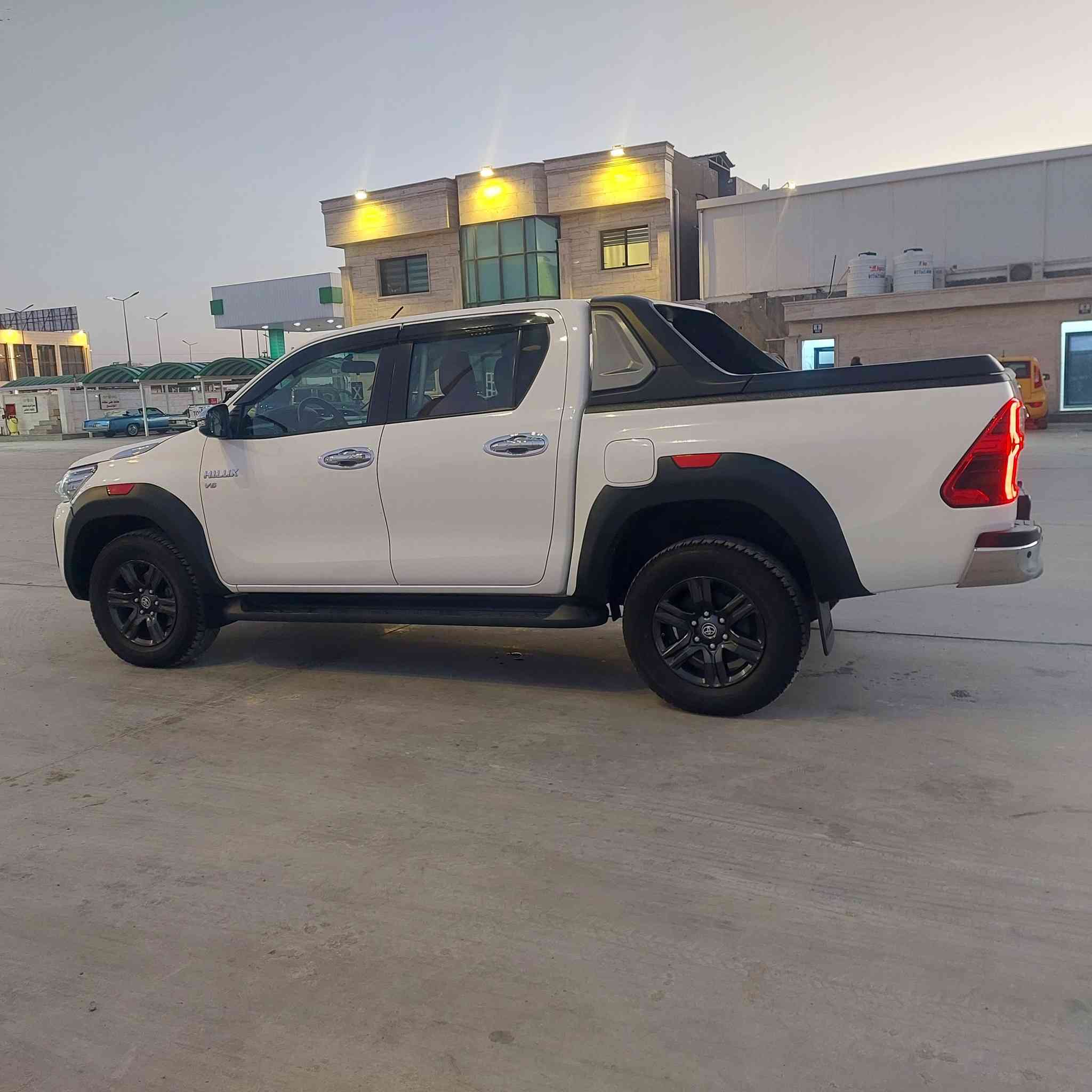 السلام عليكم.. للبيع فقط (لا مراوس ولا أقساط)
تويوتا هايلوكس موديل 2024
العداد: 78 ألف كيلومتر.
الحالة: السيارة مكفولة كفالة عامة  كله بشرط الفحص.
المحرك والملحقات: بحالة ممتازة جداً وجاهزة من كلشي.
السعر: [ 665] (وبيه مجال  "***********
