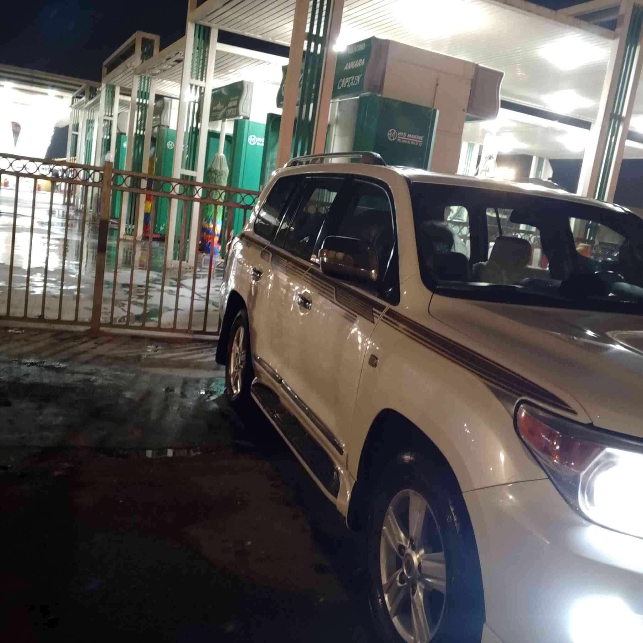 السلام عليكم ورحمه الله وبركاته لاندكروز للبيع جديده وحلو كير محرك خير من لله بسمي تحويل ثاني يوم موديل 20210 ماتصرف عليهه ولا ربع 
***********
