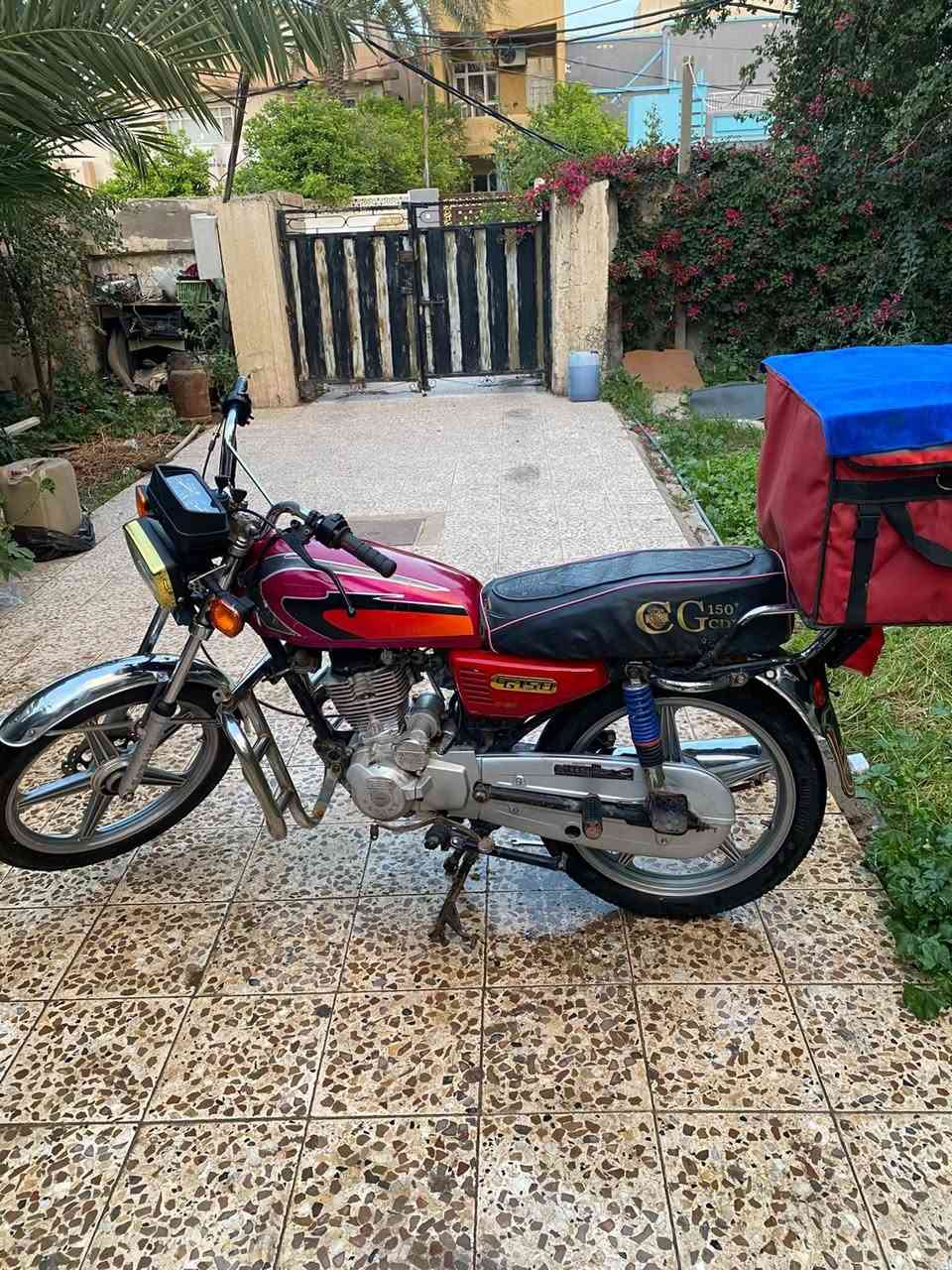 السلام عليكم دراجه سيفان موديل 2021 دراجه نضيفه وكامله من كلشي اوراق كامله وكهربائياتها كامله  وسلف وهندر وشلعه تشك الكاع والمعدل مالتها يخبل والمكينه ممفتوحه وعلمن هي مامشتغل بيها دلفري الدراجه رايدها ب 375 وبيها مجال مكاني ديالى بعقوبه بشارع الطابو وهاذا رقمي بي واتساب والخاص مفتوح ***********
