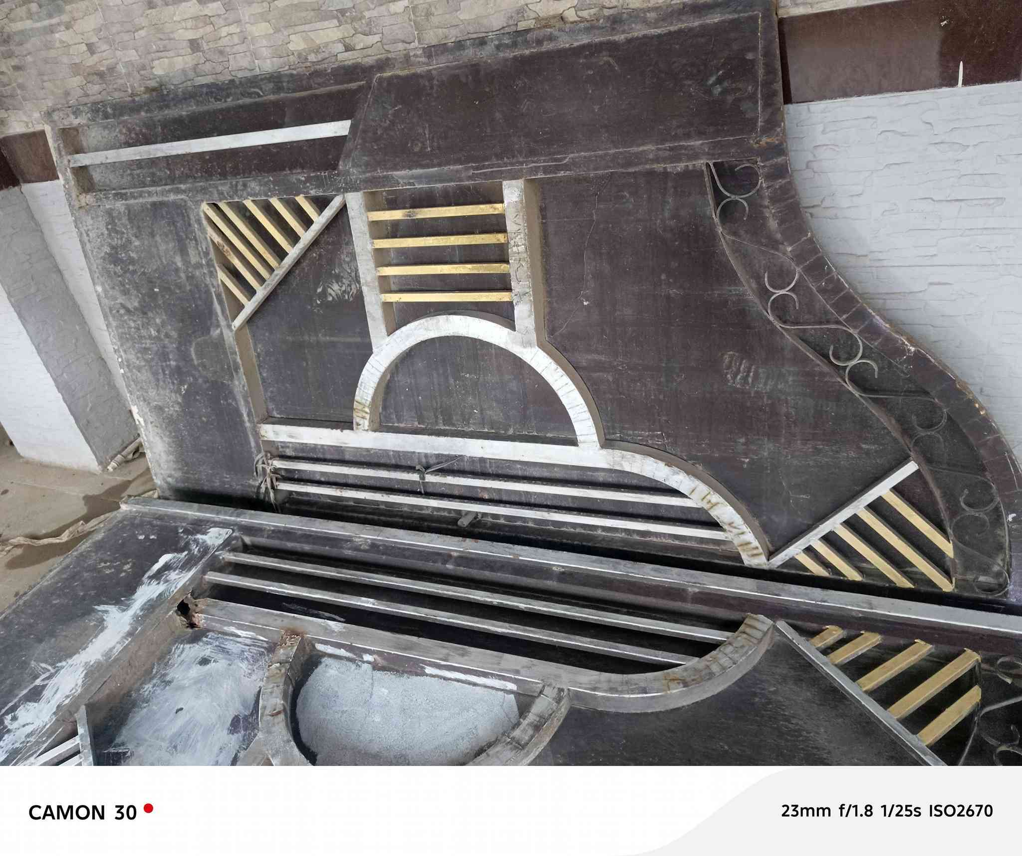 باب حديد قوي  نظيف جدا 
العرض مترين و٤٠ 
بغداد المعامل الحسينية 
***********
