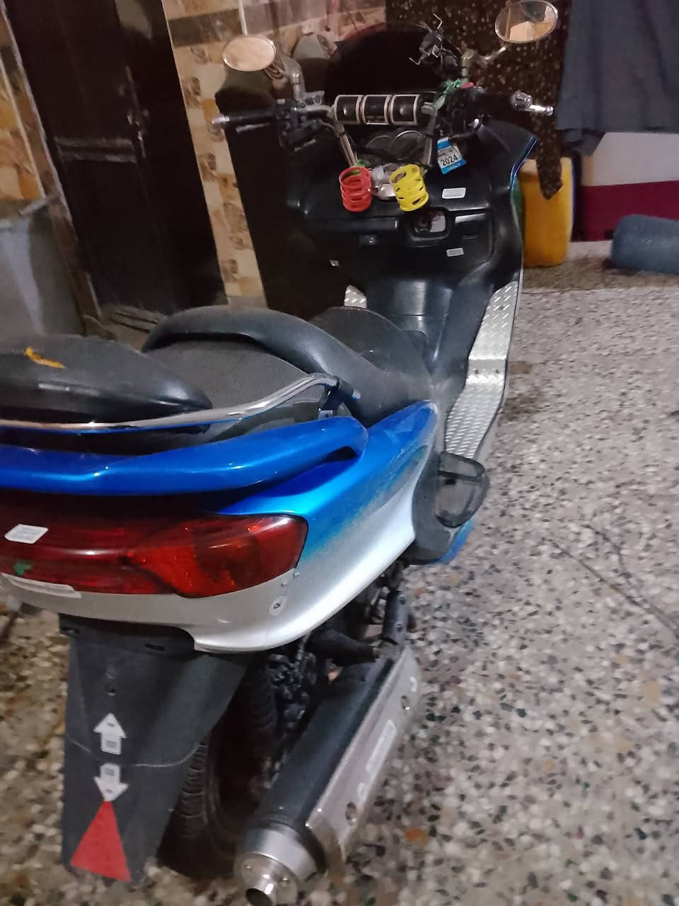 السلام عليكم 
دراجه للبيع او مراوس بايباد 
دراجه ماجسته s.r دبل رون 
لون مميز بيها لونين وهاذا صعب تلكه بهيج وقت الدراجه كلش حلوه هيا و نصبتها الدراجه كلش نضيفه جيب اقوه فيتر و تعال فحص 
سعرها 900 وبيها مجال بسيط 
العنوان بغداد تقاطع درويش شارع كفائات السيديه الرقم ***********
راسلني وابشر بل خير
