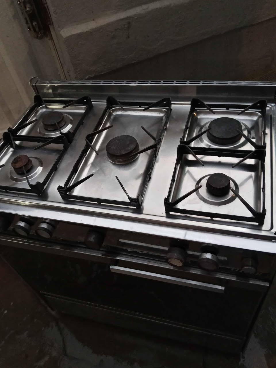 للبيع طباخ شرط شغال مابي عيب ونضيف سعر ٦٥ وبي مجال بسيط مكان كركوك القادسية ***********
