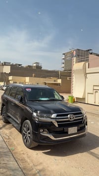 لاندكروز بريم • ٢٠١٩ • ٧٤ الف كم