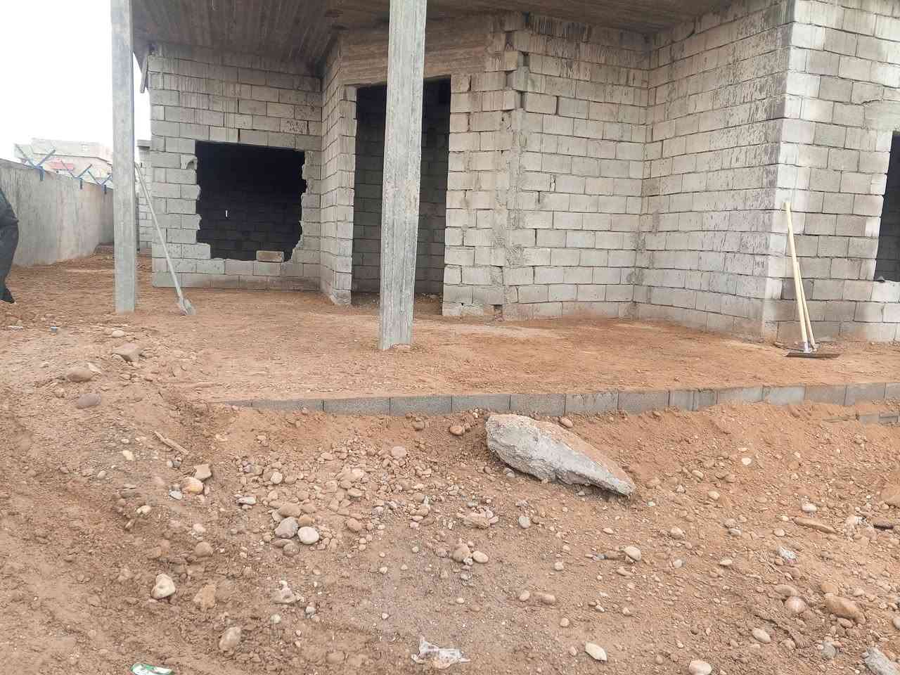 السلام عليكم
يوجد عمال كادر كامل 
1_تصفير البيت من الانقاض وتطلع خارج البيت 
2_تنزيل البيت اذا كانت الارضيه غير معتدله 
3_فرش حجر وحدل الارضيه بعد ما ترش بالماء +توجد خباطة صب سقل ولاش وتصفيط اساس وتسليح ***********/***********
