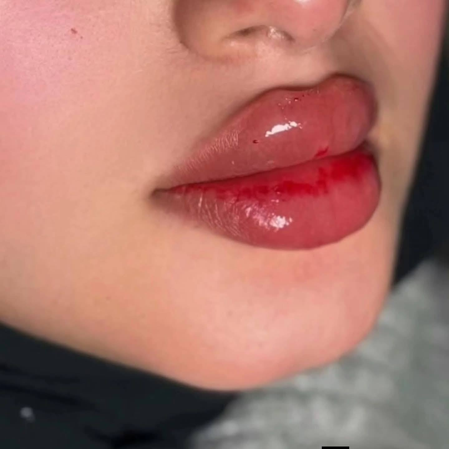 عروض العيد يم صالون الروان
فلر شفه بيد دكتوره صابرين مبدعه
خطم 80%عرض العيد على فلر الشفة مختلفه يمنه😍🔥🔥💋❤️⚘️✅️
احجزي الآن قبل انتهاء العرض 
للحجز والأستفسار 💋***********
