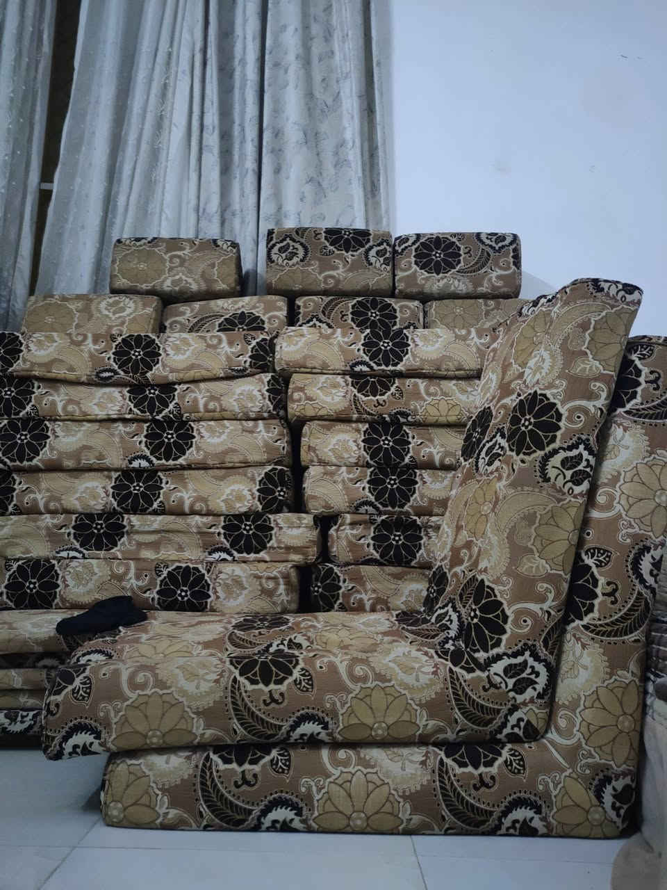 ديوان نضيف 7 دوشك 7تكيه  12 مسند ظهر  2زاويه السعر 200 الف. او بي مجال   ***********
