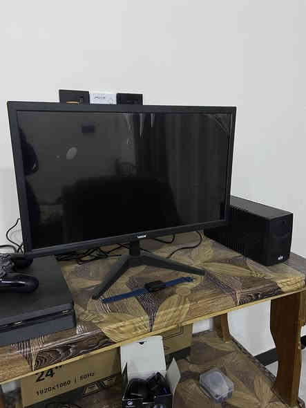 السلام عليكم
بلي 4 سلم مهكر نظام (12) قرص + العاب (ghost,fc26,gta,inside,the last of us ll)
بـ 300 قفل
اما الشاشة نوع Venom حجم 24 (gaming) (60hz) بـ 80 و بيها مجال
سماعة نوع (Fachixy FC-300) يجي وياها فلاش دنكل ينربط بالبلي و يشتغل عليها صوت التلفزيون (الالعاب) بـ 25 
يوبي أس ups جديد و نضيف كلش بـ 40 و بي مجال
رقمي للتواصل ***********
