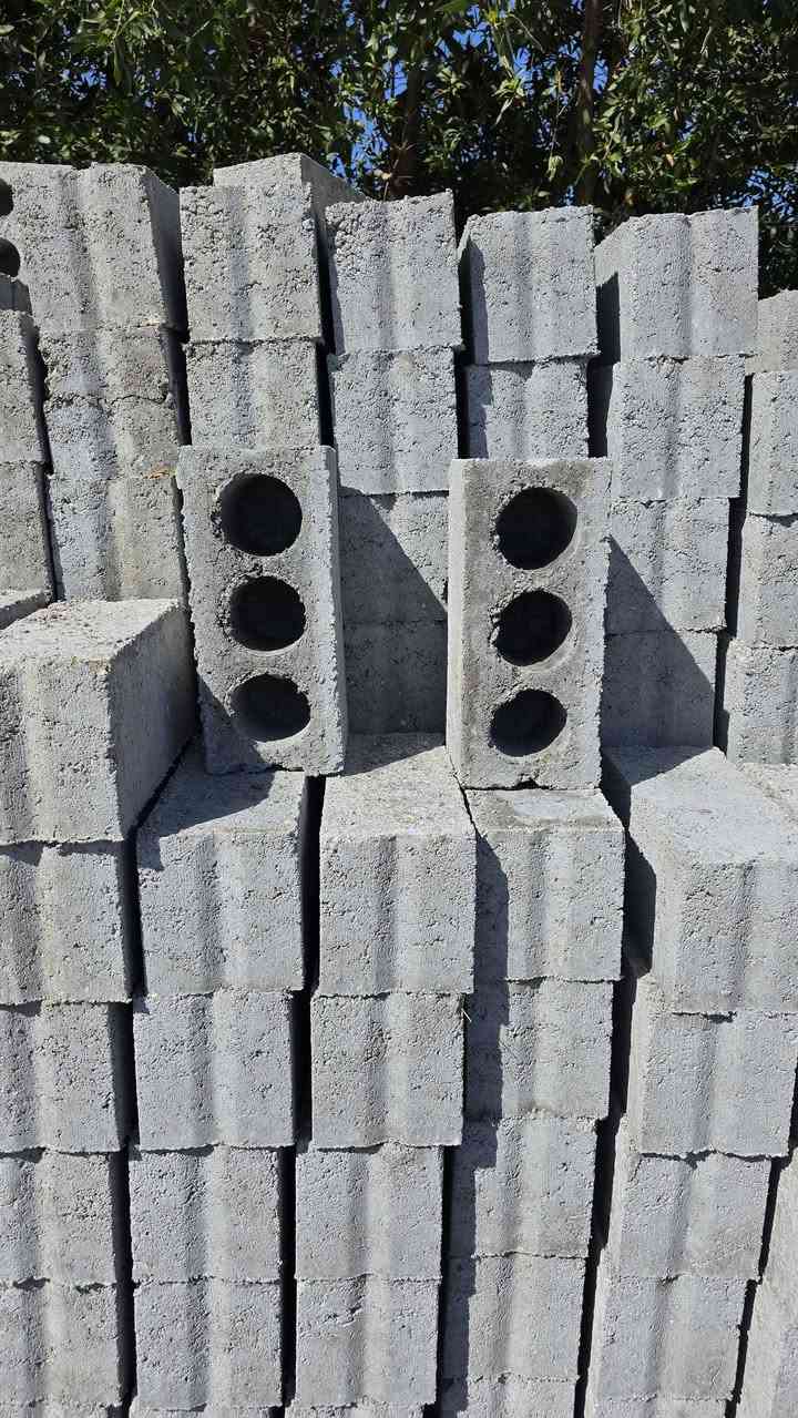 السلام عليكم يوجد لدينا بلوك ضغط درجة اولى شرط الكلاب بلوك بناء الطول 34 العرض 18وكذالك يوجد بلوك اسيجه الطول 35 العرض 15  للاستفسار الاتصال على الرقم***********
