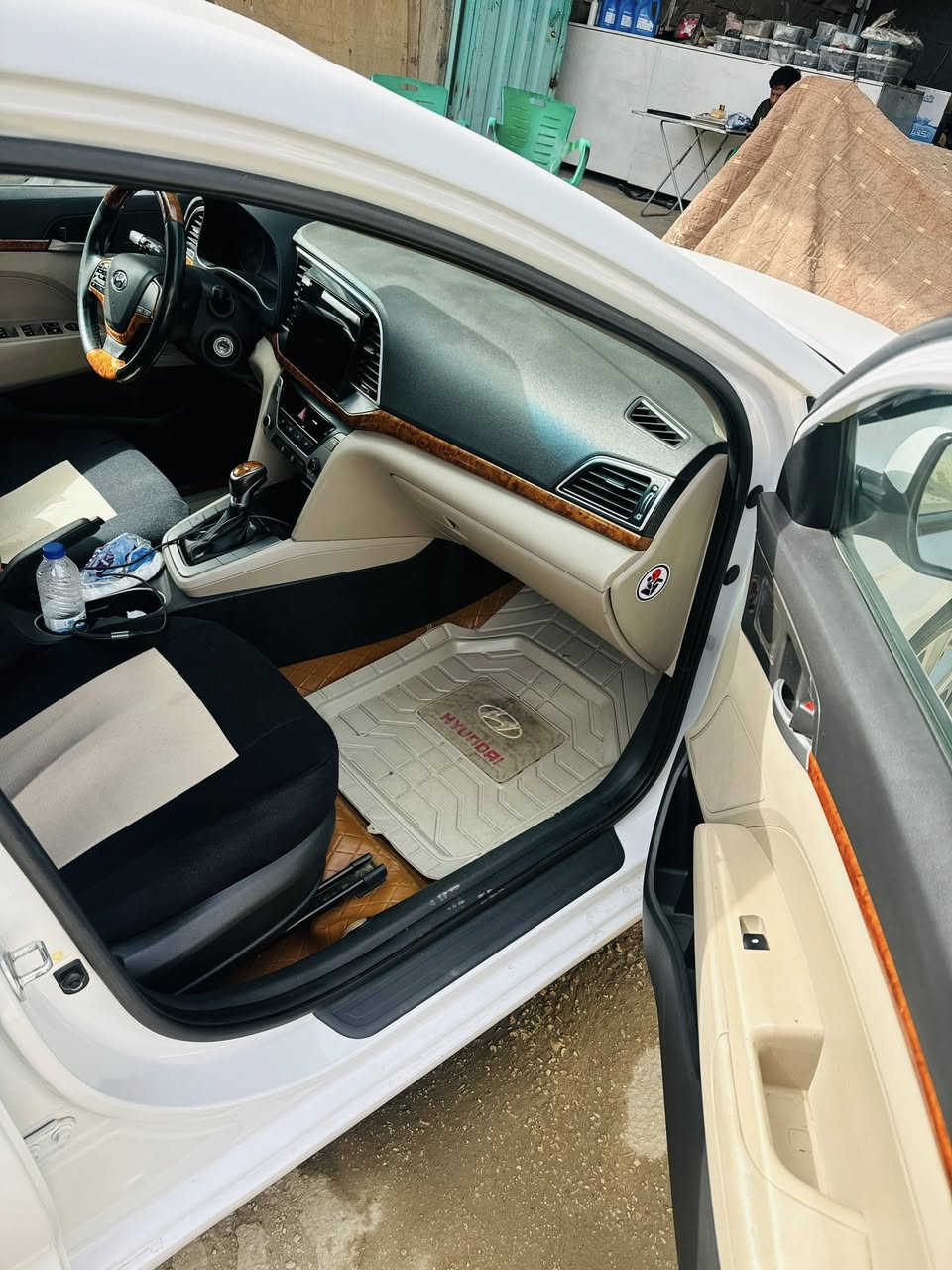 السلام عليكم هونداي النترا 2017 خليجي فئة GLS فول  مواصفات 1/1 عدا البصمة 
فتحة سقف
تحكم مقود
شاشة وكامرة دوارة 360 درجة
لايت LED نهاري
ويل 17 كروب المرغوب مع5 ويلكب
مراية جانبية شفط
اشارير بلمراية
يدات نيكل بلادي
داخل صاج
تبريد قطعتين
محرك 2000 دوش المرغوب ما مفتوح كفاله محرك وكير وحدادية 
جلد مشمشي بلادي مع تغليف كشنات وارضية جديد
رقم بغداد بأسمي تحويل مباشر فحص وهزة وسنوية كلة جديد 2030 
مكفولة من الصبغ والتبديل والضربة فقط بارد بسيط ومكحل ع كدة وما مبين بس بلسونر والسونر مرفق بلمنشور 
صدر امامي خلفي جديد تخم تاير وباتري قبل 15 يوم مبدلات جدد السيارة جاهزة من كل النواحي
مكاني كربلاء 
للاستفسار ***********
