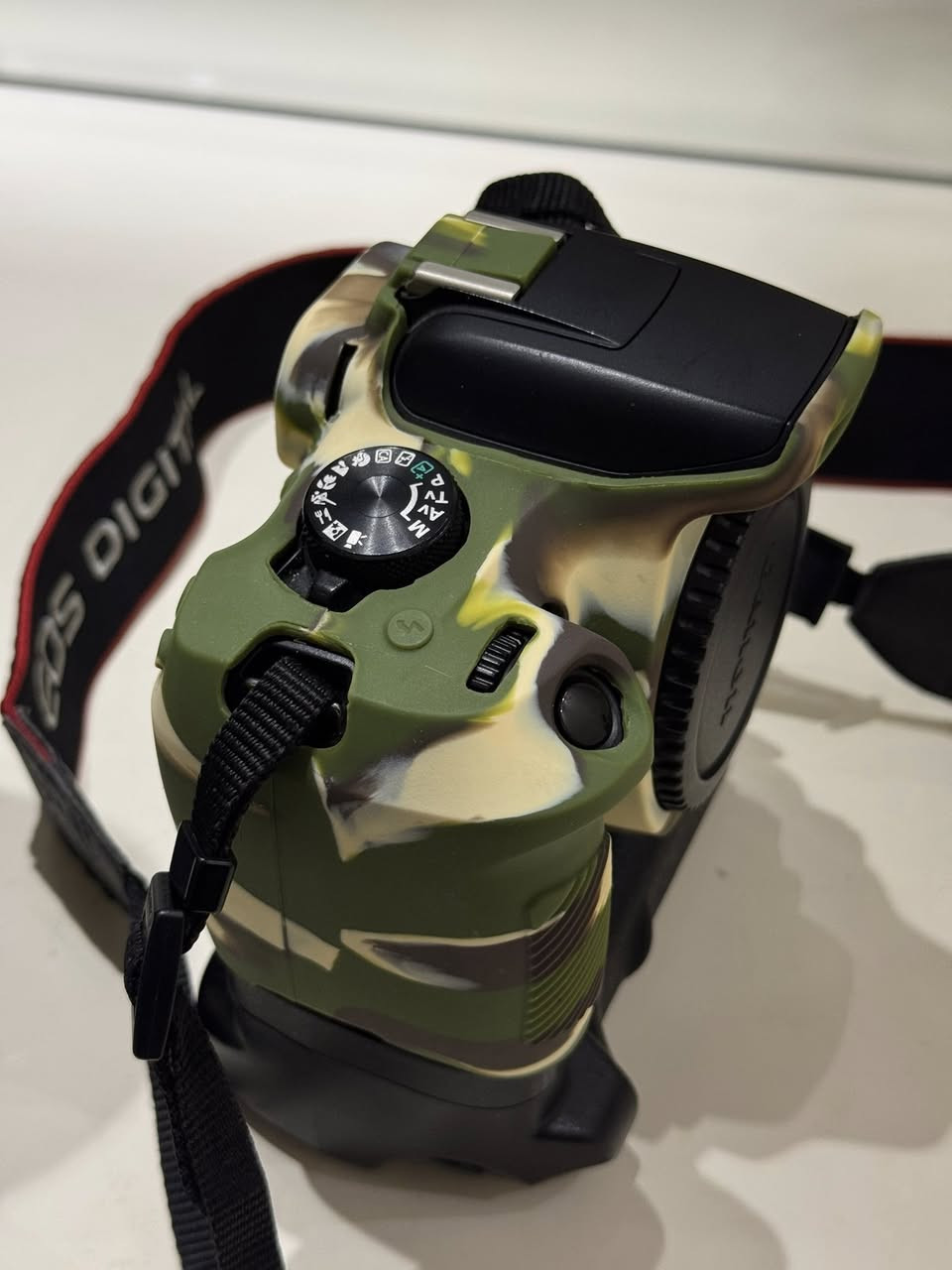 كاميرا كانون 
1300D
كاميرا بنظافة 90‎%‎ جديدة استخدامها فقط مناسبات وسفرات  محدده كلش يعني لا محل ولا مال مصور استخدام شخصي 
تصور صور و مقاطع فيديو
عدسة 
زوم 
وكب زوم 
كب للبطاريات 
غلاف حماية 
شاحنة مالتها الاصلية 
بطارية عدد 2 
كامرة جيدة ونظيفة جداً الله شاهد كارتونتها موجوده مالتها 
وجنطه لمحتوياتها موجوده وياها 
وياها HDR نقل للجهاز 
الله شاهد عليه يمكن كل سنة لو اشغلها اخذ بيها صور لو تبقى مضمومه 

للشراي فقط يتصل جزاكم الله خير الجزاء 
 موجوده واتساب واتصال ***********

* غير متواجد على الفيس
