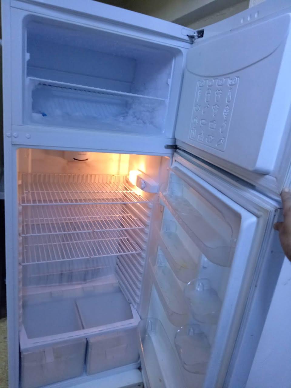 ثلاجة للبيع نضيفة وشغالة وتجميد فول *********** السعر 185
