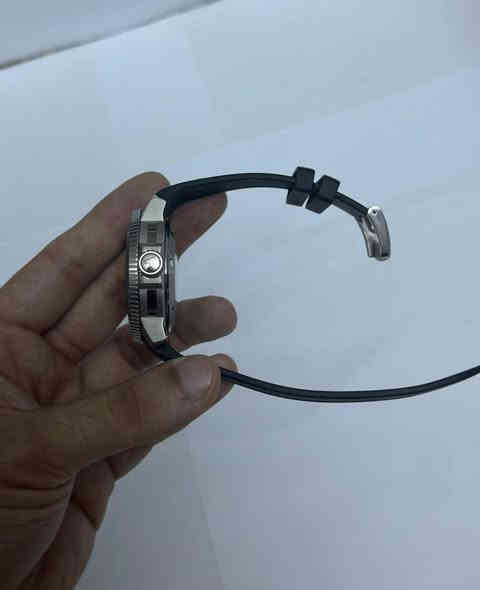 ساعه tissot للبيع
الاسم : Tissot Seastar Professional 2000
اللون : اسود 
ابعاد الساعه : حجم الساعه 46mm ,عرض السير 22mm , سمك الساعه 16,25 mm ، طول السير 194mm 
الليه التشغيل : اوتوماتك 
نوع السير : مطاط 
مقاومه للماء حتى عمق 600m متر 
مقاومه للضغط تصل ل 60 bar
الساعه كامله الملحقات بدون نقص 
الساعه جديده فقط مفتوحه من الكارتون و بدون ملسقات و تغليف
السعر : 650$ مع مجال بسيط للعمله 
تفاصيل اكثر موضحه كامله بالصور 
للتواصل او الاتصال على الواتس اب 
***********
و شكراً
